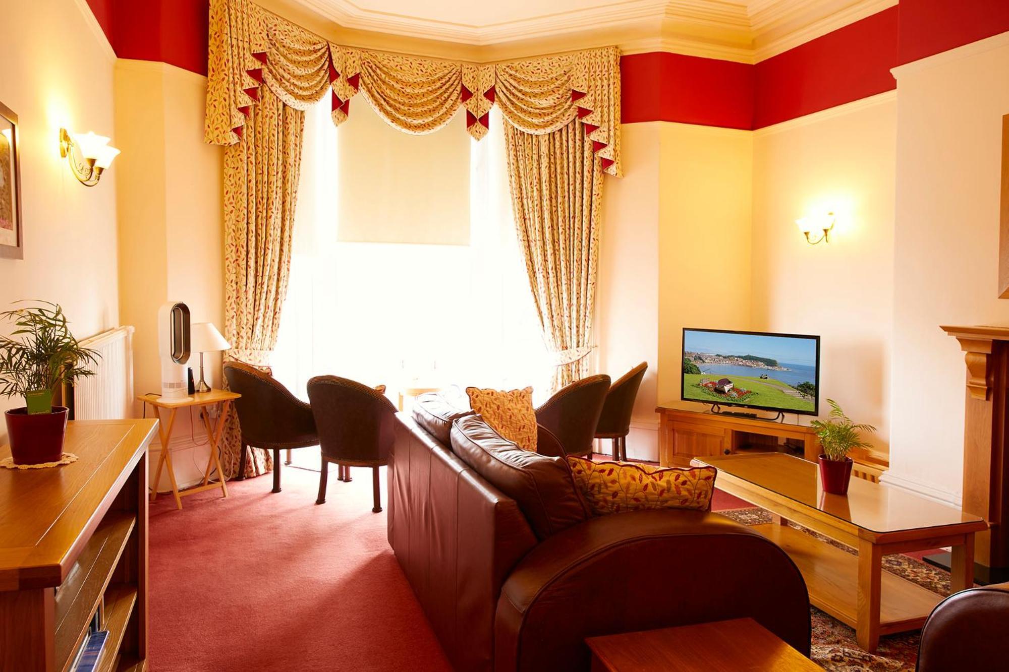 Mansion House Hotel Скарбъро Екстериор снимка
