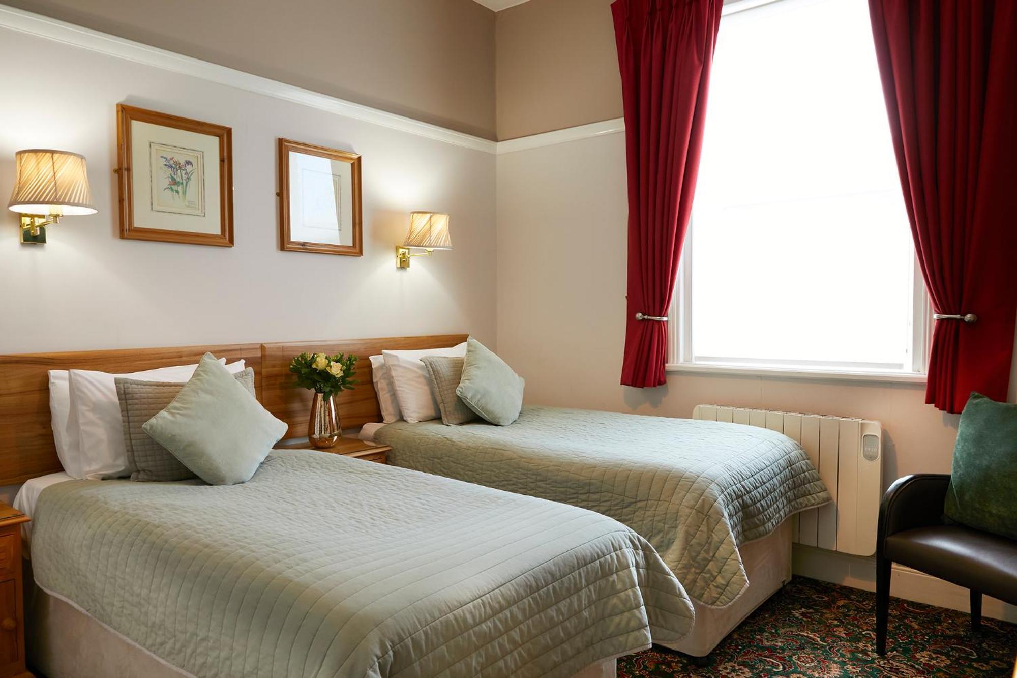 Mansion House Hotel Скарбъро Екстериор снимка