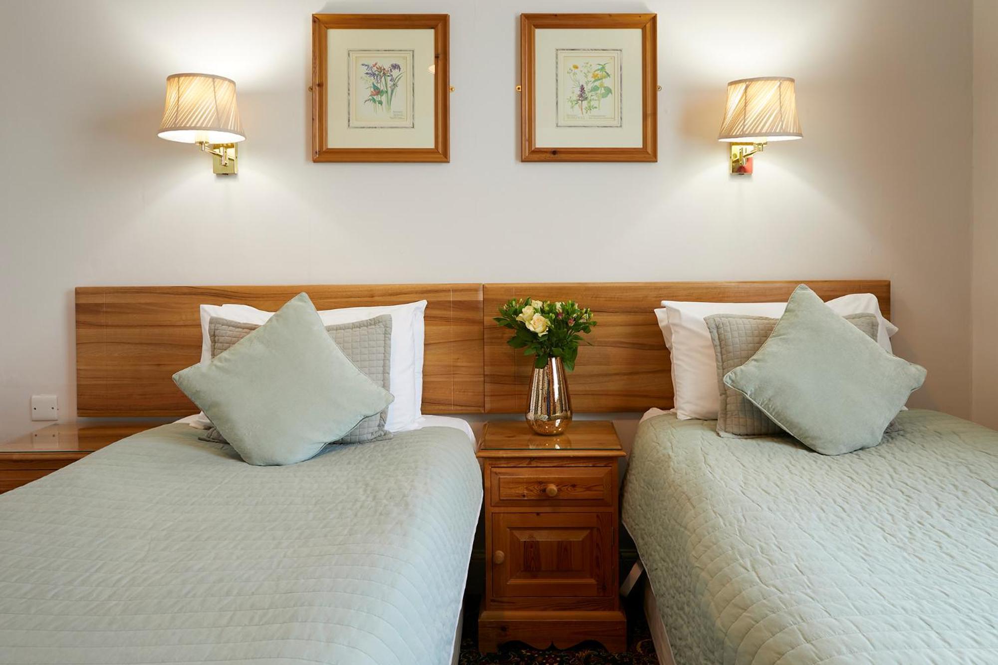 Mansion House Hotel Скарбъро Екстериор снимка